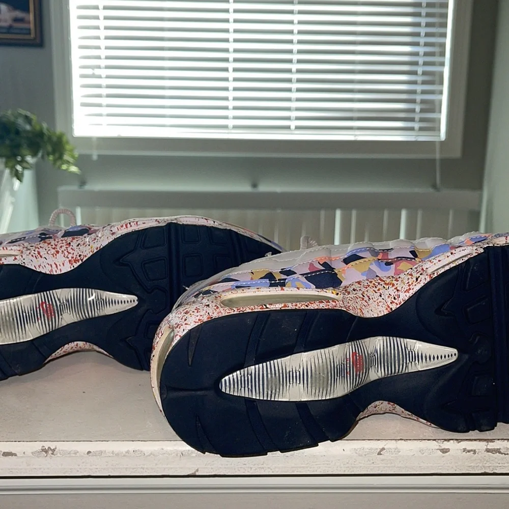 Woman’s Nike’s - Picture 4 of 6